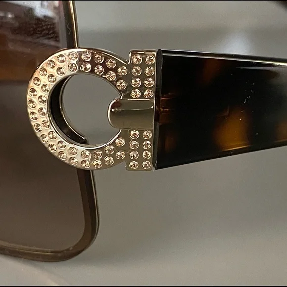 Authentic - Salvatore Ferragamo Sunglasses - Picture 8 of 13